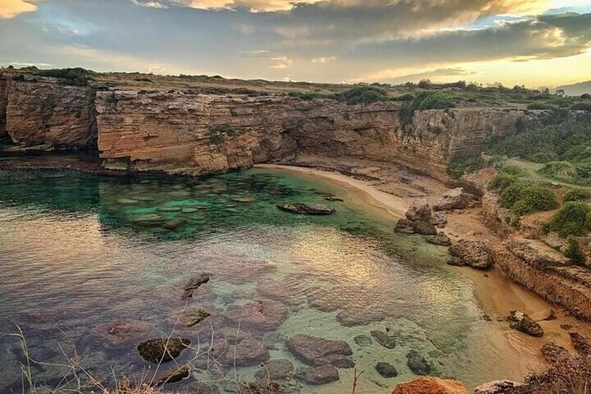 una vista aérea de una playa cerca de un acantilado