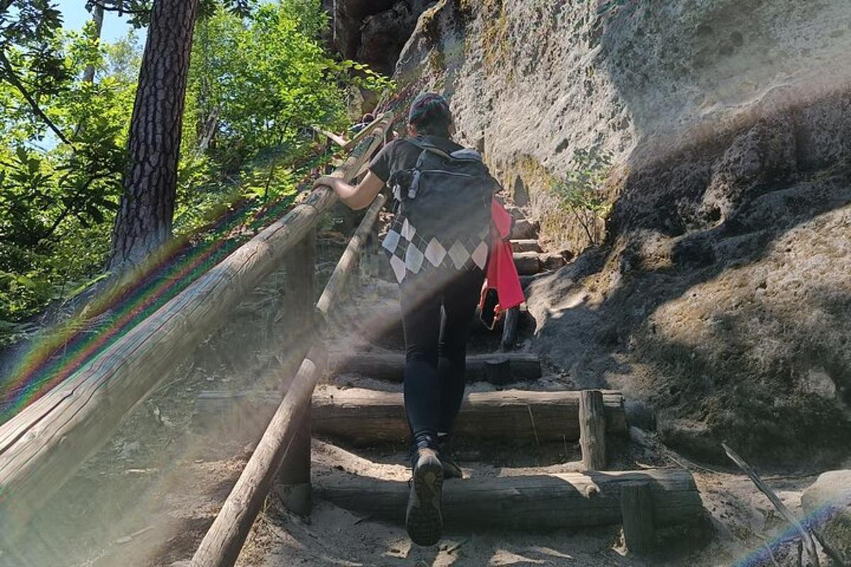 човек, който се изкачва по стълби