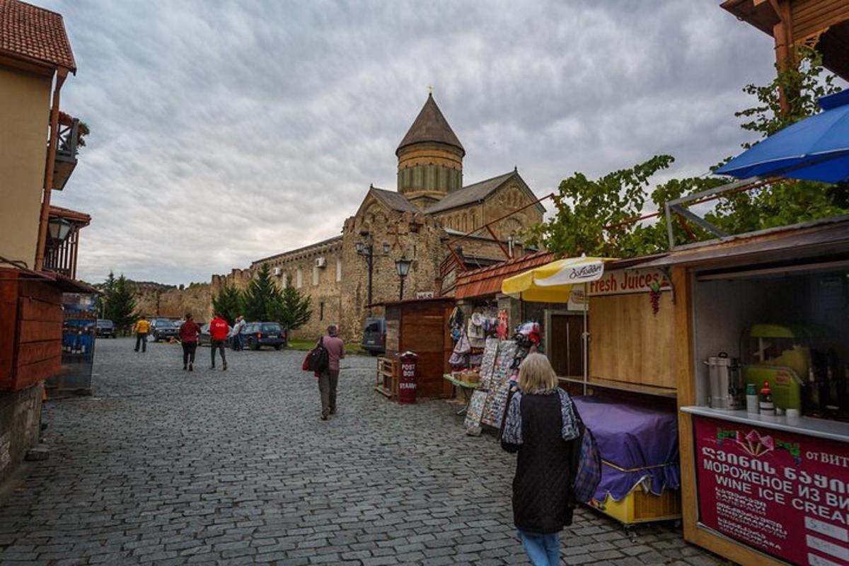 egy csoport ember sétál egy üzletekkel teli utcán