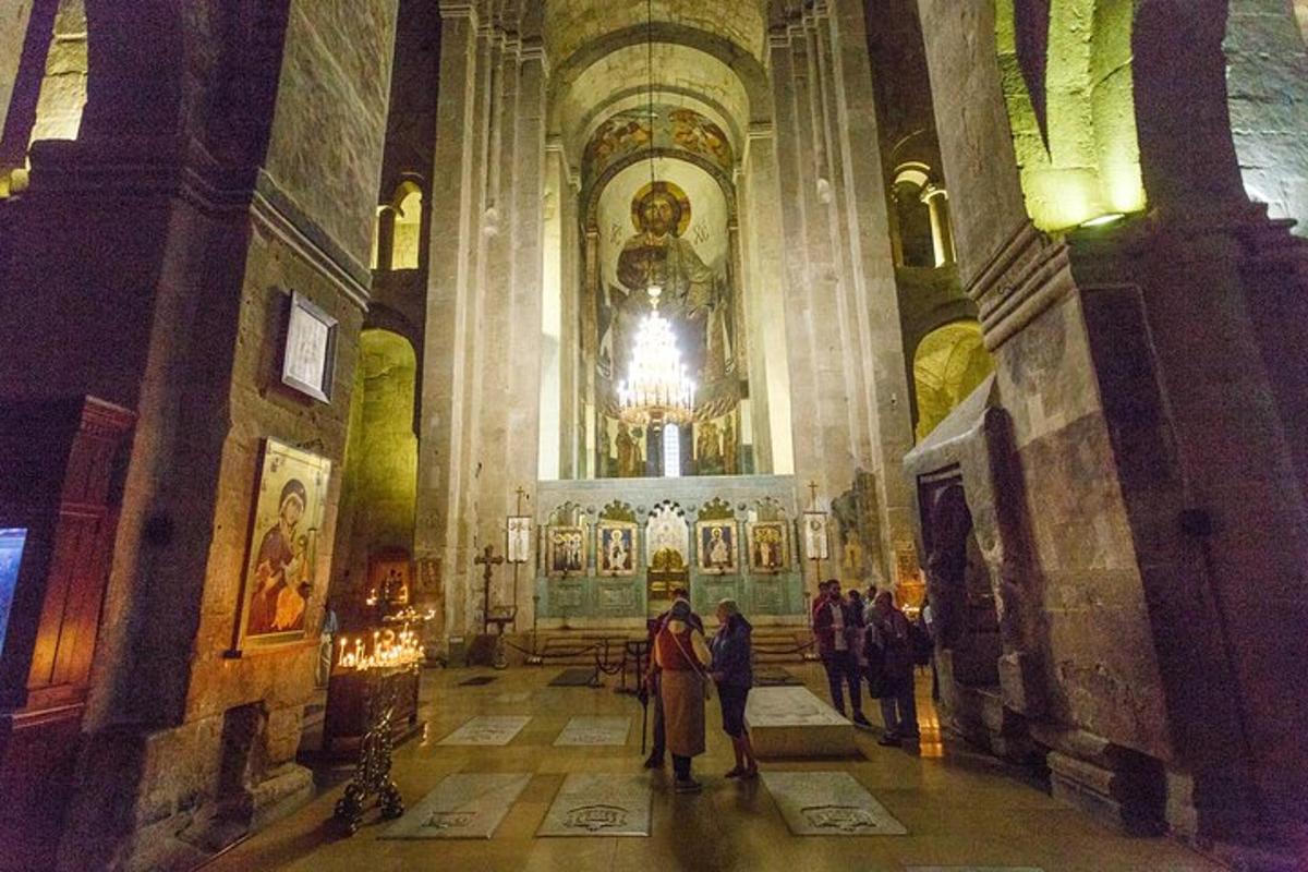 egy csoport ember áll egy templomban