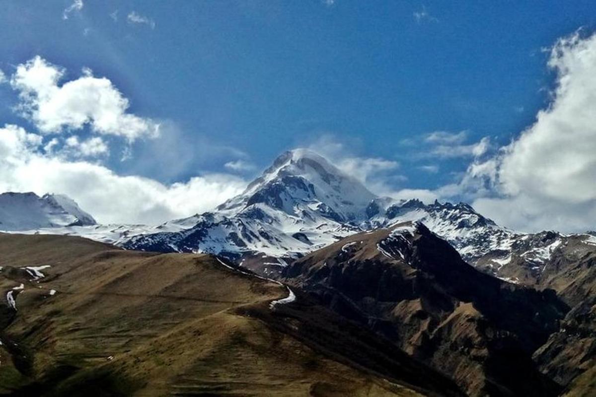 una catena montuosa con una montagna coperta di neve