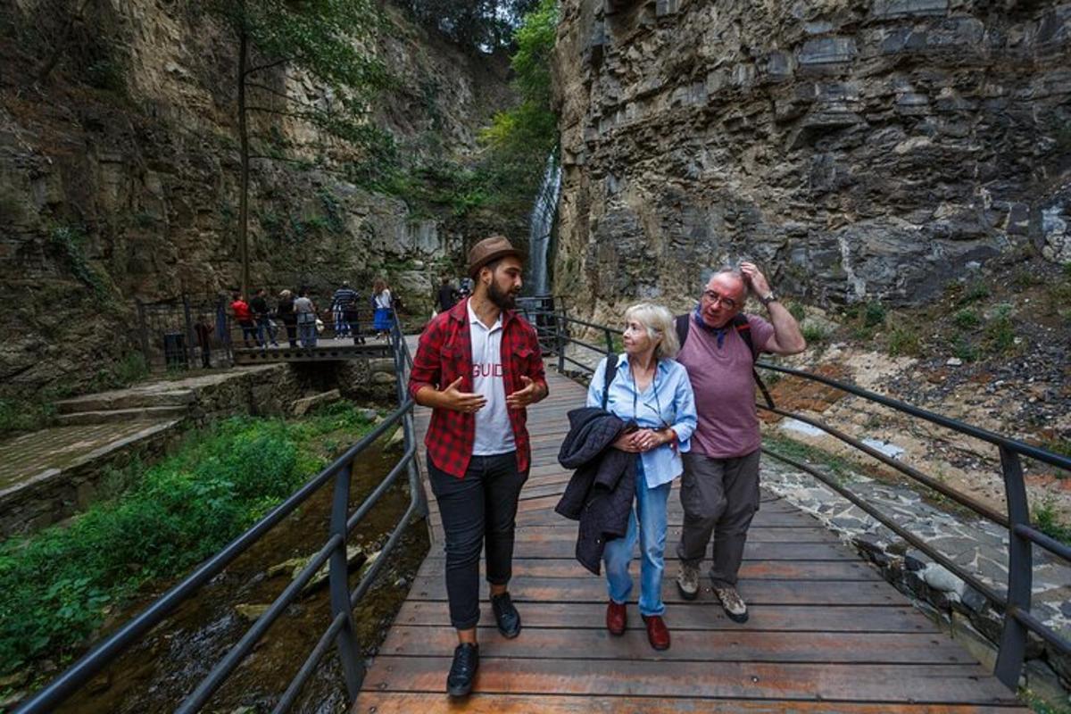 un gruppo di tre persone che camminano lungo un ponte di legno
