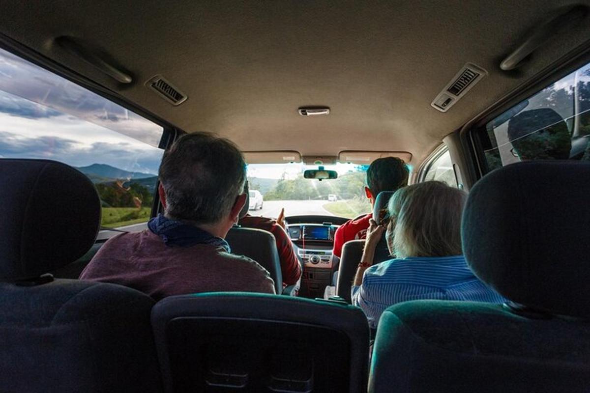 un gruppo di persone sedute sul retro di un autobus