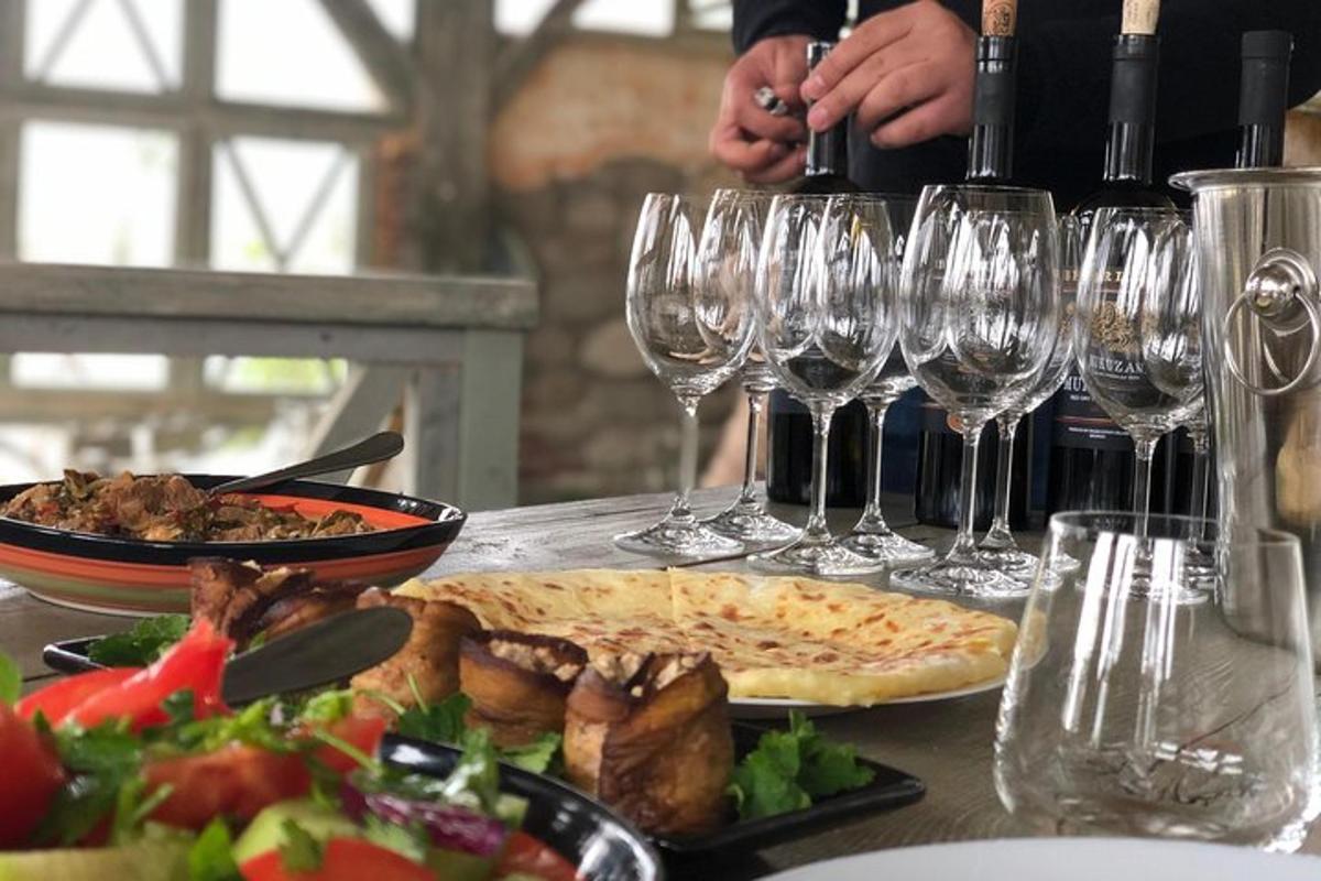 stalas su vyno taurėmis ir lėkšte maisto