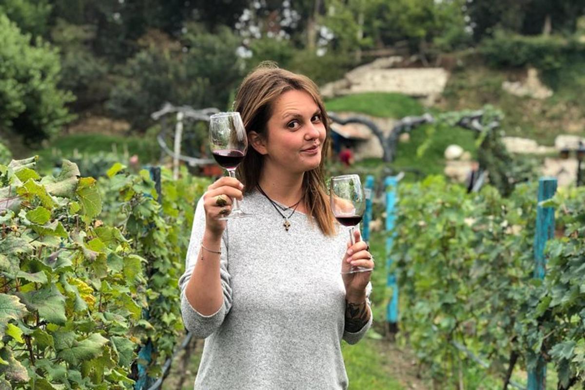 una donna che regge due bicchieri di vino