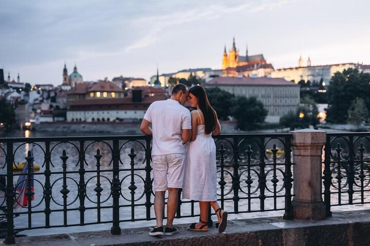 un uomo e una donna in piedi su un ponte che domina una città