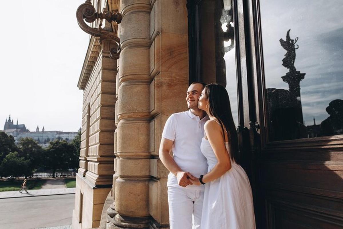 una sposa e uno sposo in piedi davanti a un edificio