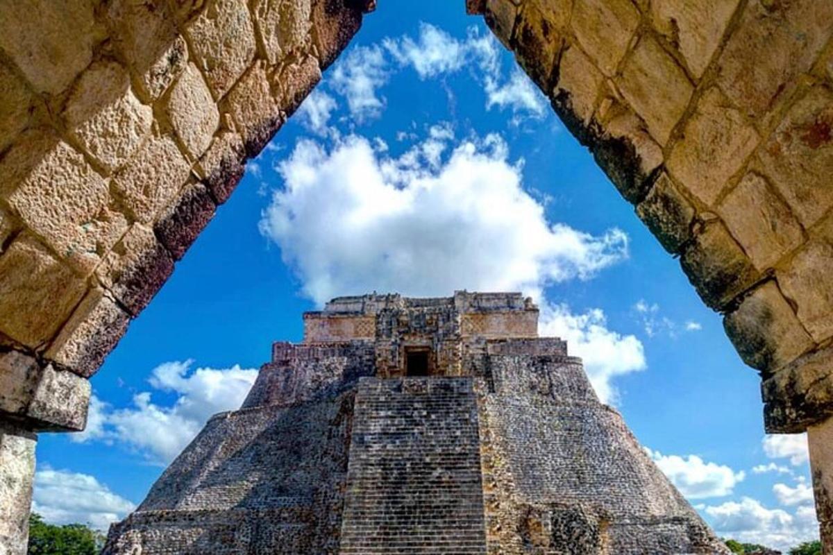 uma vista do topo de uma pirâmide
