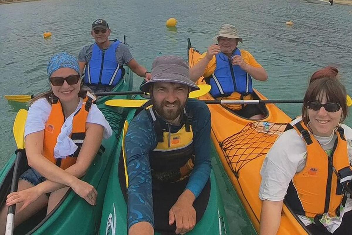 un gruppo di persone in kayak sull'acqua