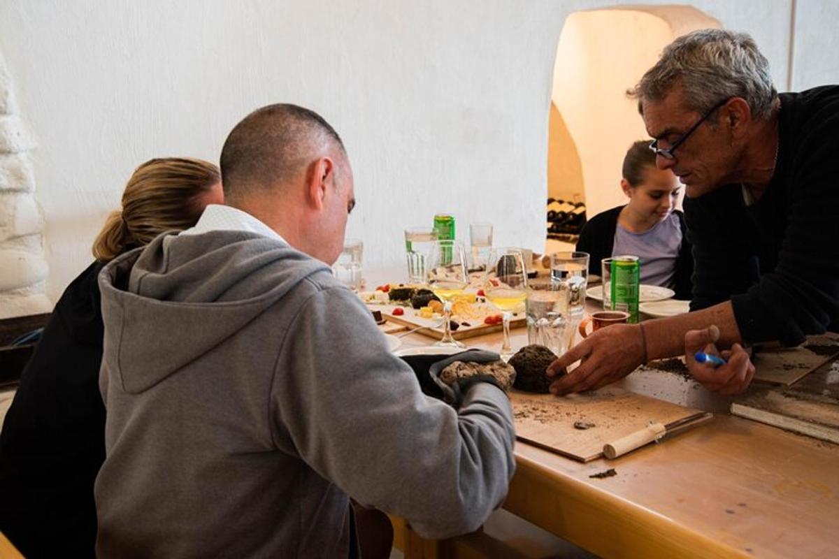 skupina lidí sedících kolem stolu