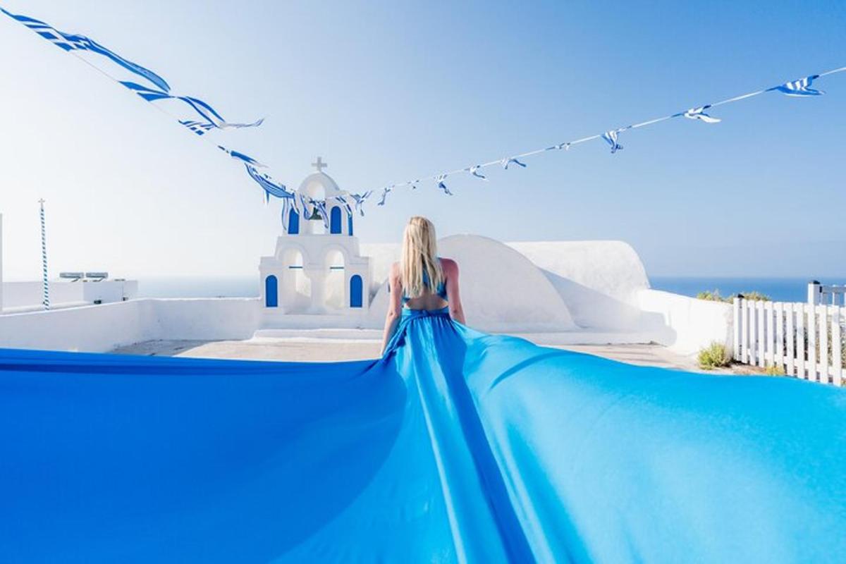 Una mujer con un vestido azul de pie junto a una piscina.