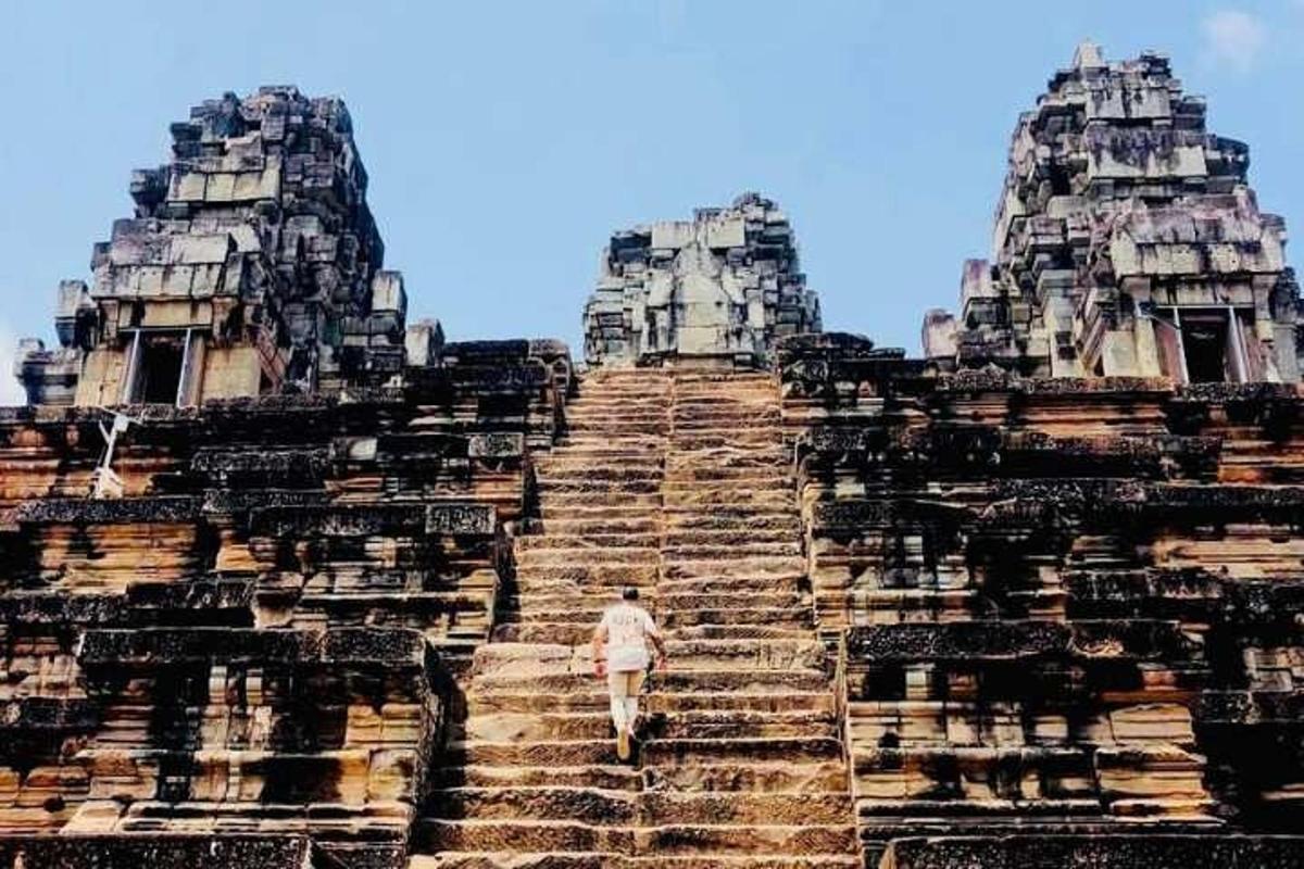 un uomo che sale le scale di un antico tempio