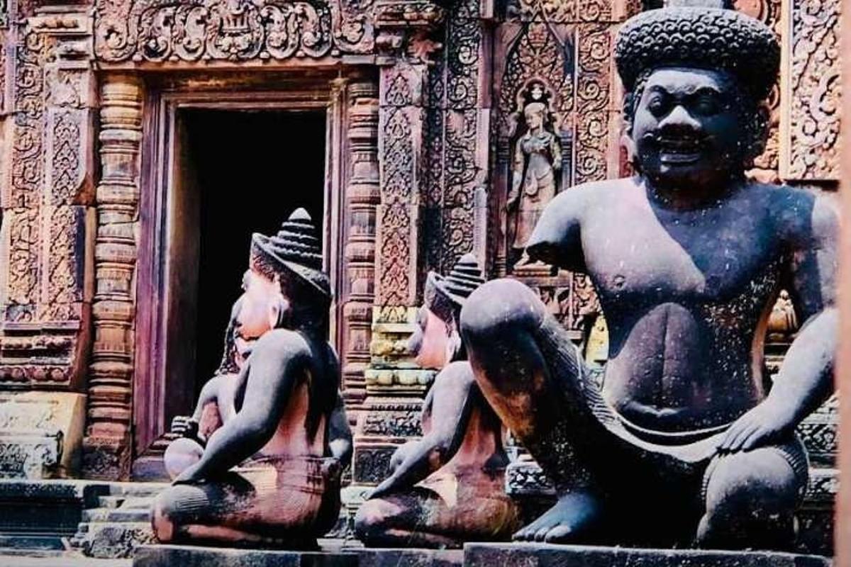 un gruppo di statue di fronte a un edificio