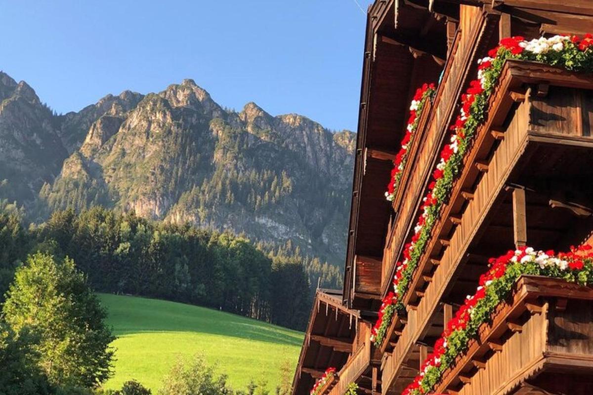 una finestra con fiori sul lato di un edificio