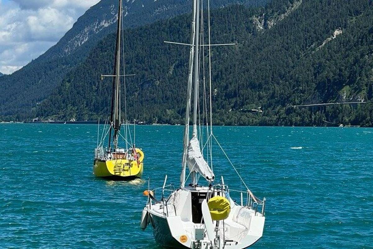 due barche a vela in un grande specchio d'acqua