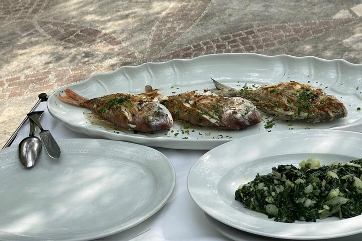 deux assiettes de nourriture sur une table avec des assiettes de nourriture