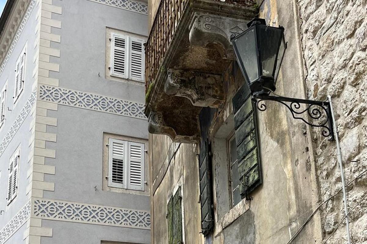 pouliční lampa na boku budovy