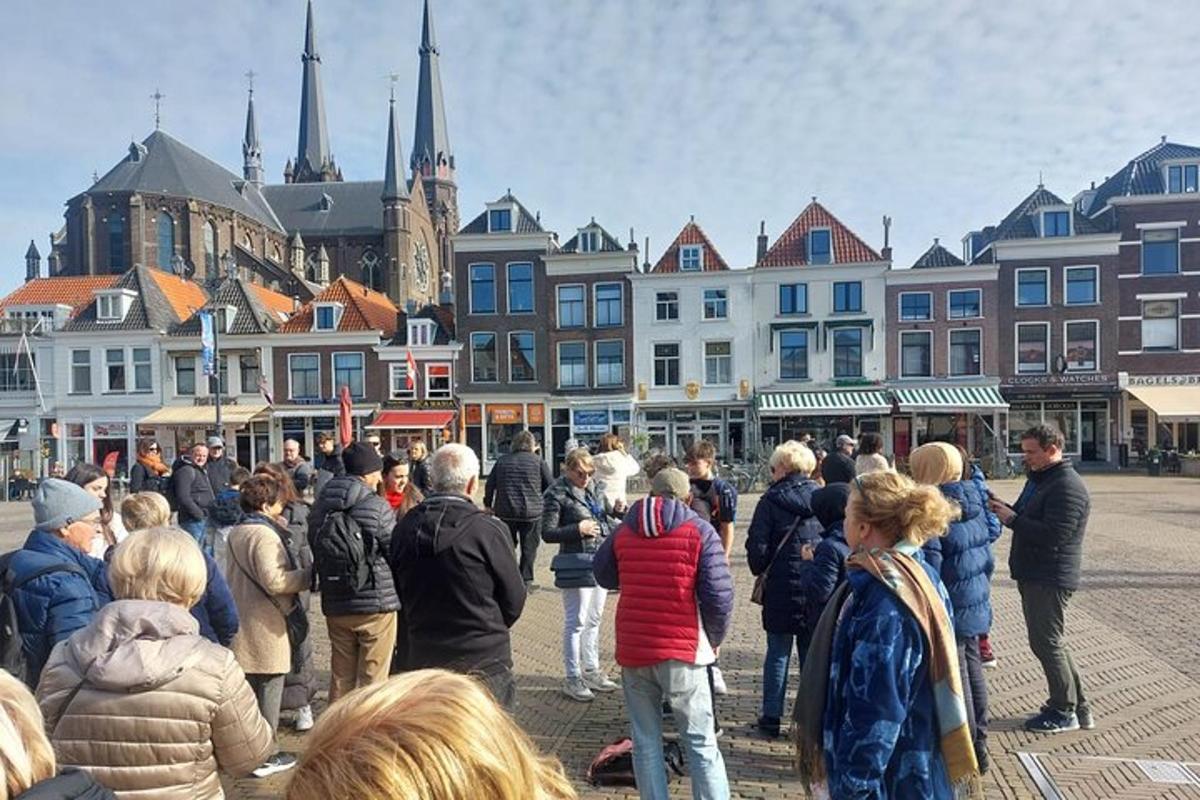 une foule de gens debout dans une ville