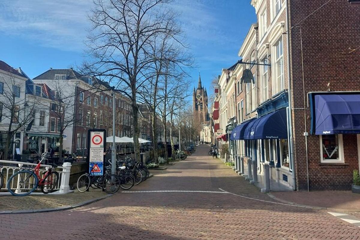 une rue de la ville avec des bâtiments et des vélos garés sur le trottoir