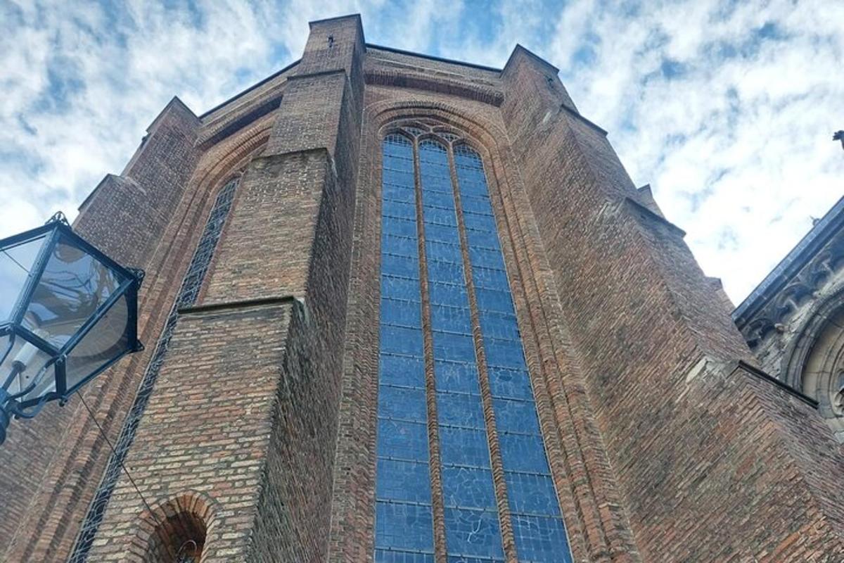 um edifício alto com uma grande janela