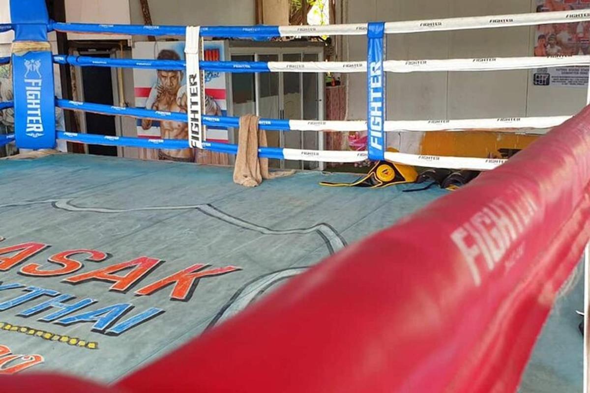 detailný záber boxerského ringu s červeným vankúšom