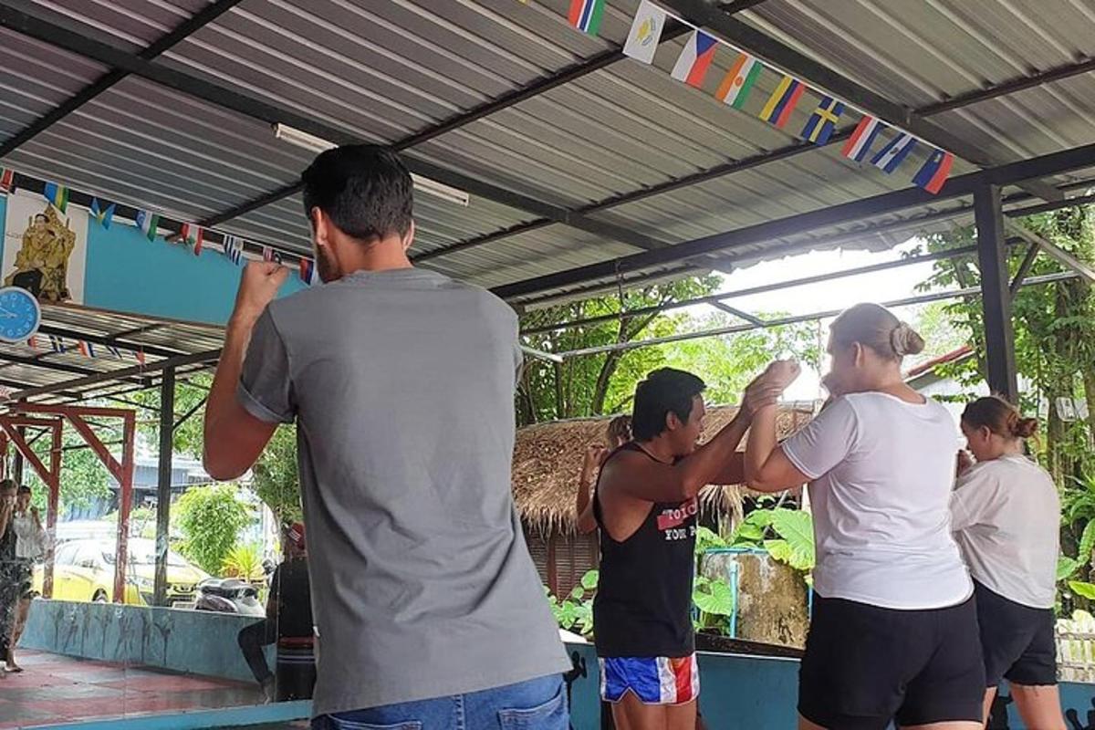 um grupo de pessoas em pé sob uma tenda