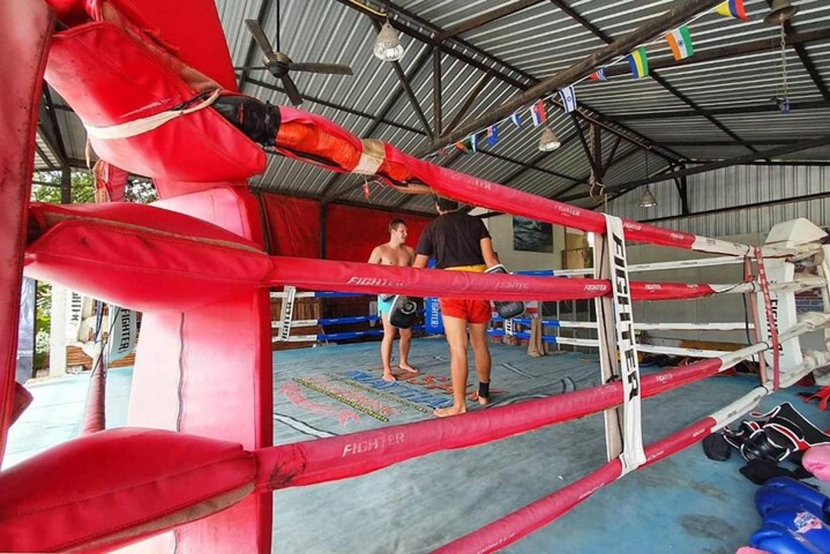 en grupp människor som står mitt i en boxningsring