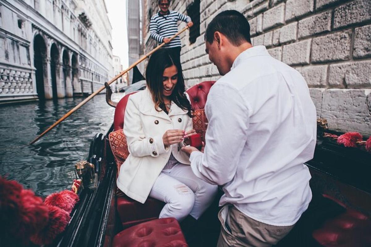 seorang lelaki dan seorang wanita duduk di atas gondola