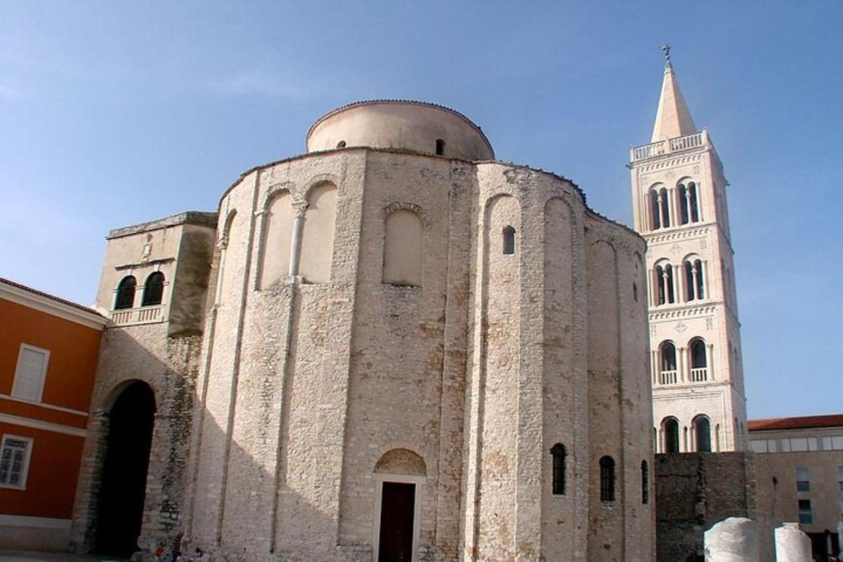 um prédio antigo com uma torre e uma igreja