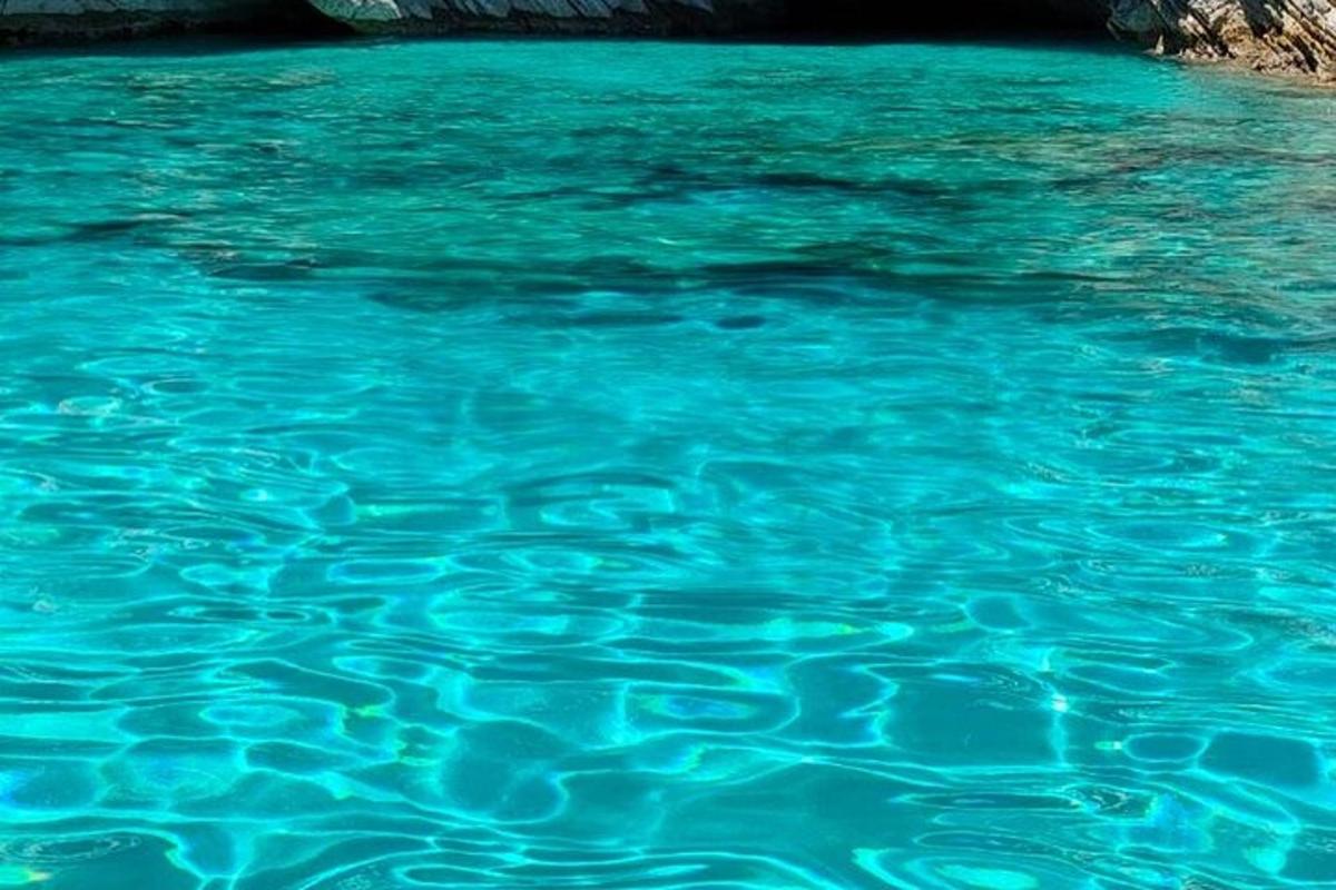 isang malaking pool ng asul na tubig sa tabi ng isang bangin