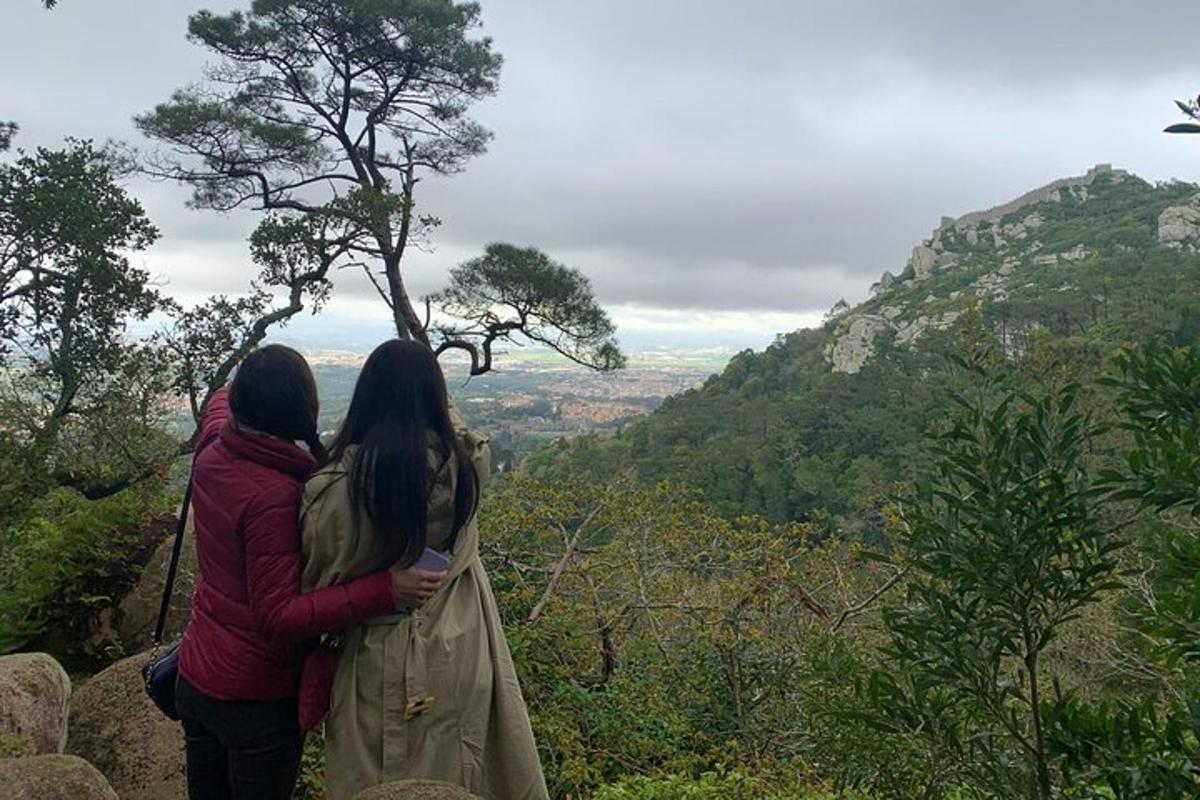 dua wanita berdiri di atas gunung melihat lembah
