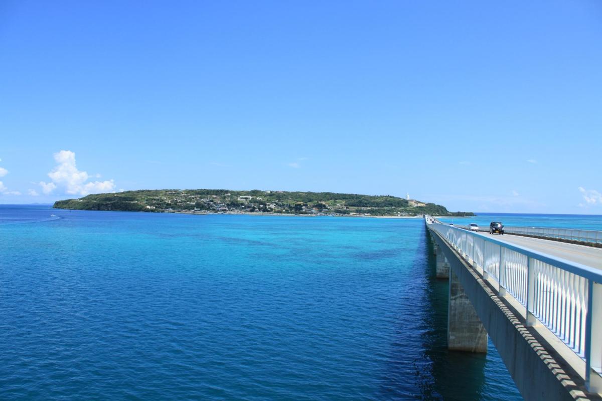 un ponte sull'acqua con un'isola sullo sfondo