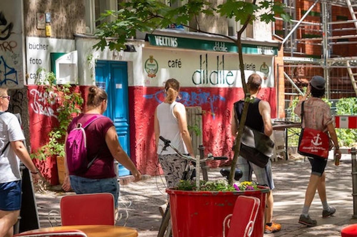 egy csoport ember sétál az utcán