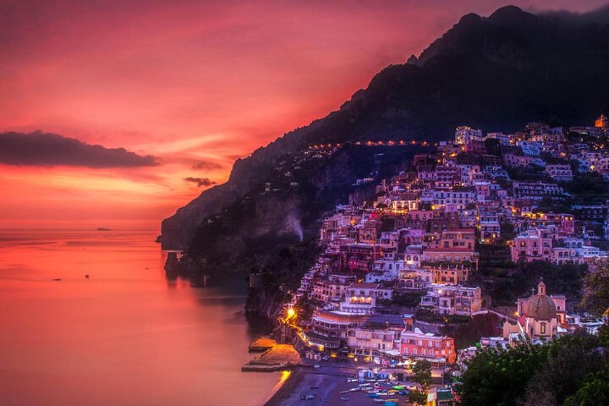 Positano látképe éjszaka egy hegyről