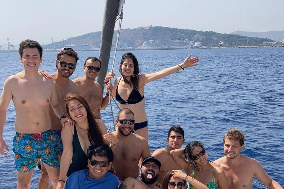 Un grupo de personas posando para una foto en un barco.