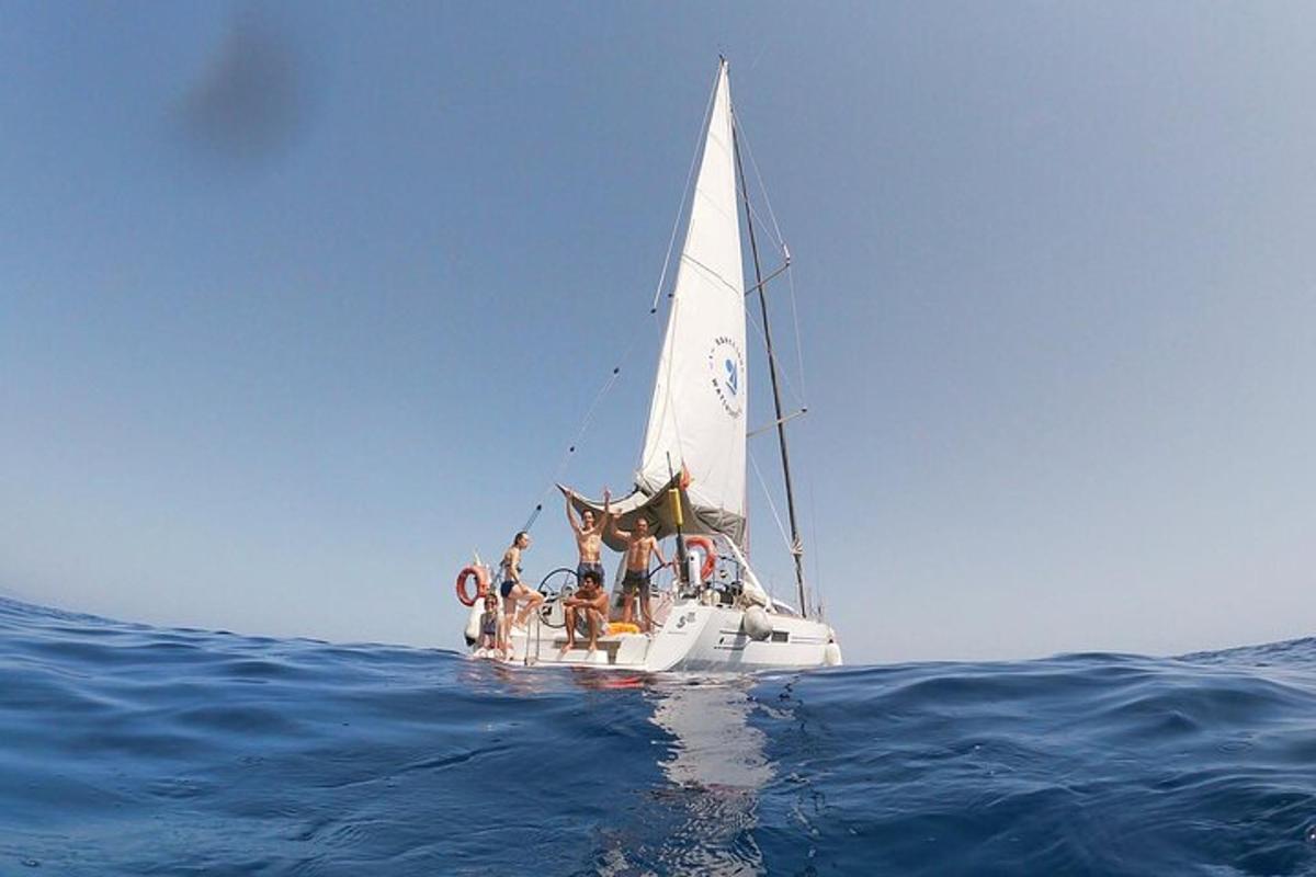 un grupo de personas en un velero en el océano