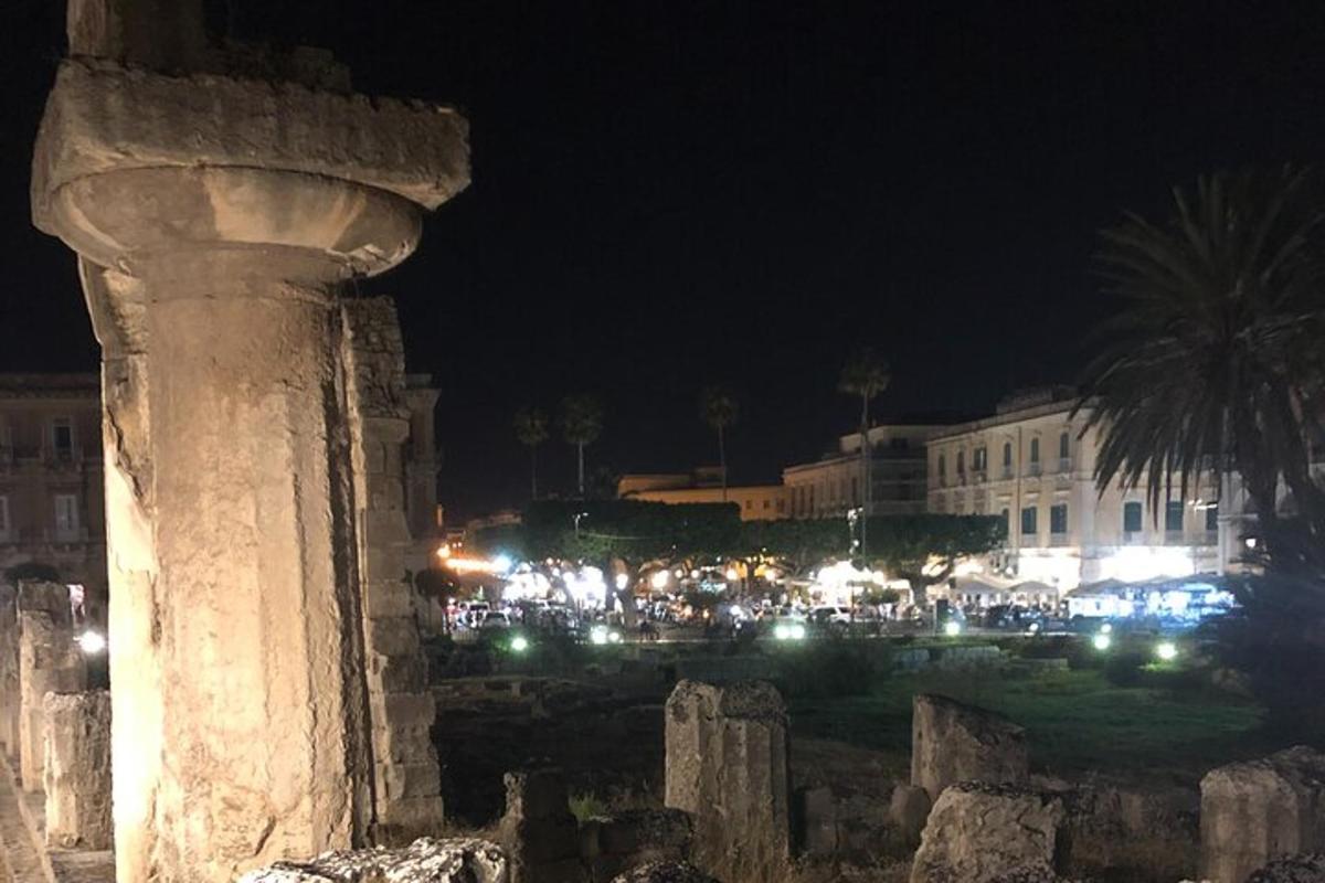 pemandangan bandar pada waktu malam dengan lampu