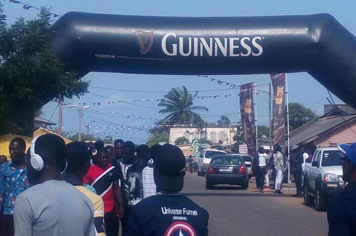 rahvahulk seisab Guinnessi sildi all