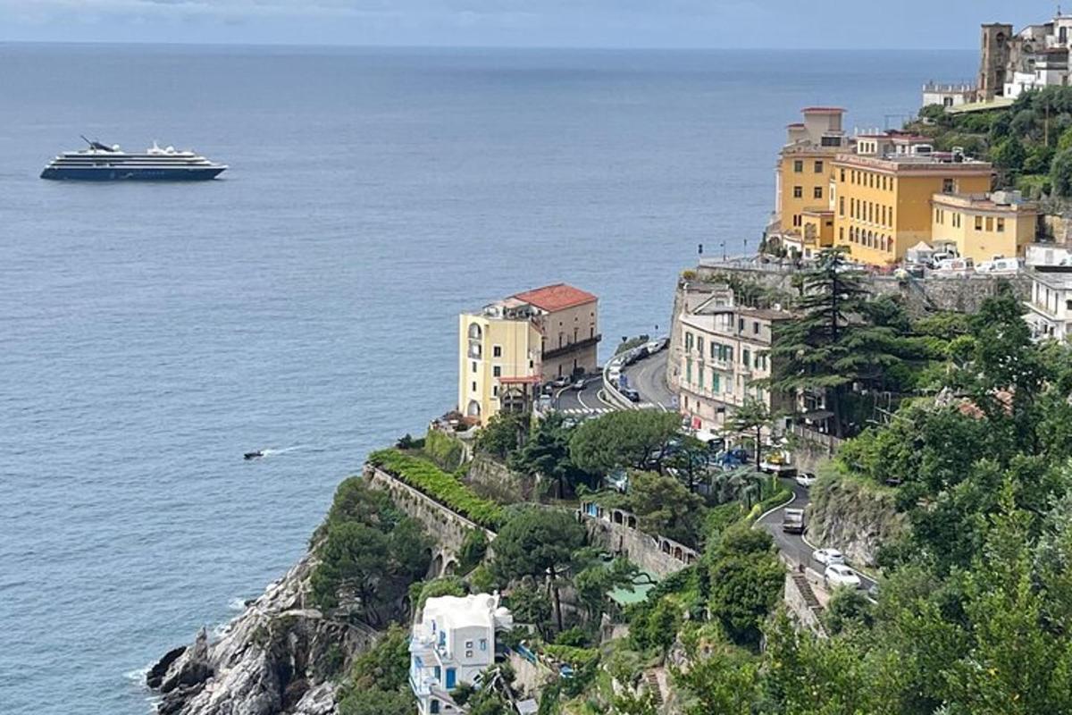 una nave da crociera in acqua vicino a una città