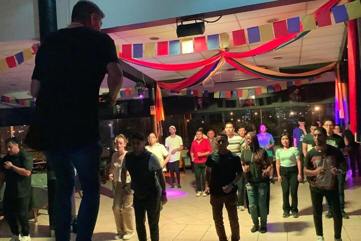 una multitud de personas caminando alrededor de una pista de baile