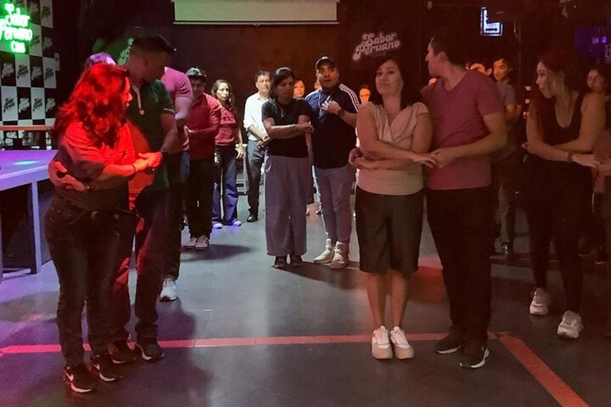 un grupo de personas de pie en una pista de baile