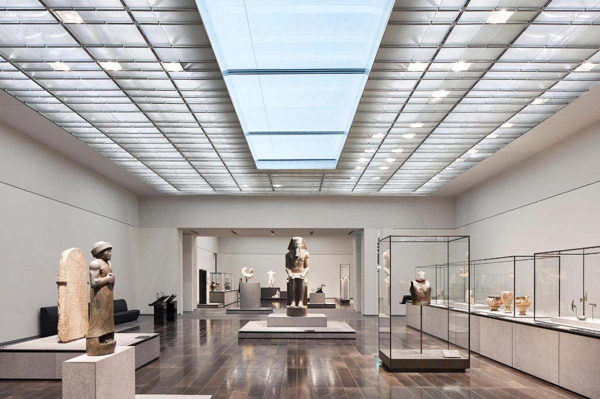 un museo con statue esposte in una stanza