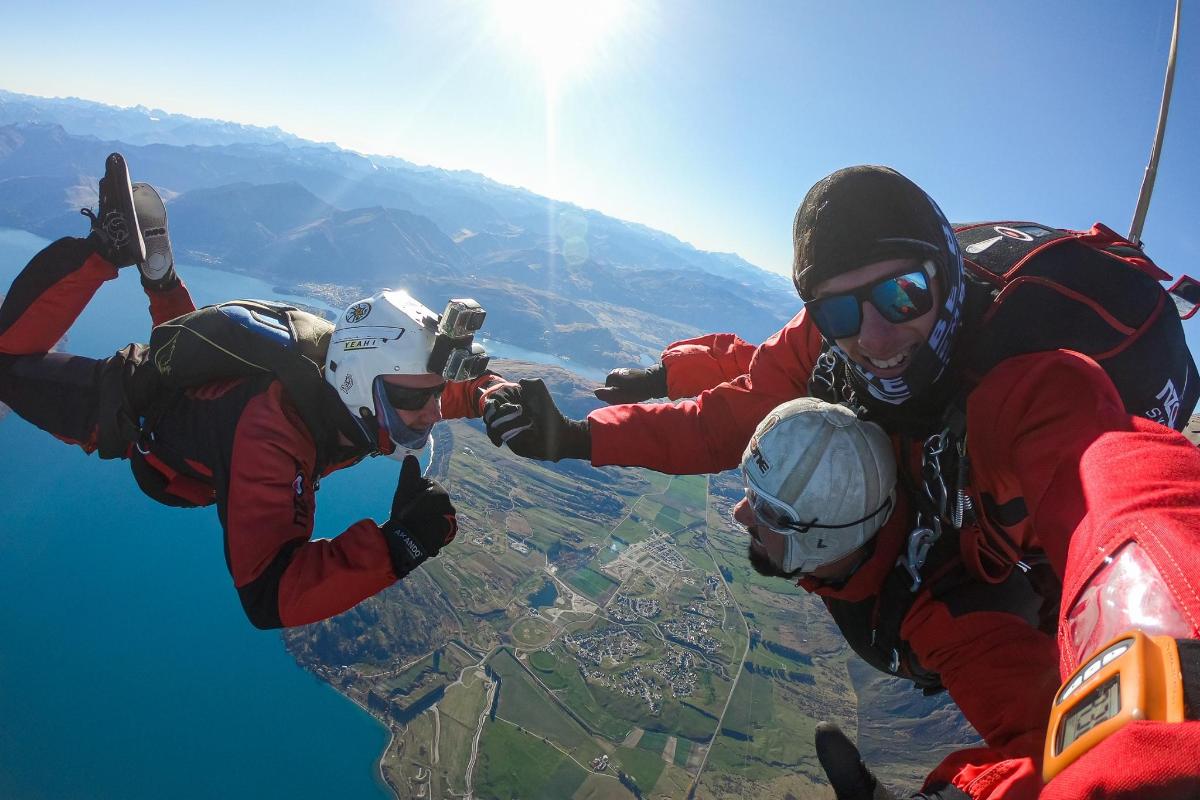 un gruppo di tre persone che volano nel cielo