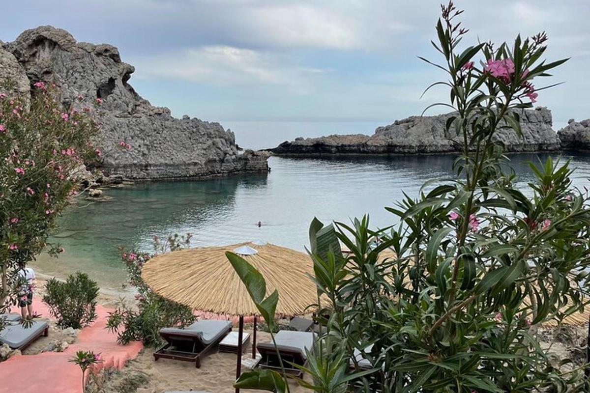 pemandangan pantai dengan kolam air
