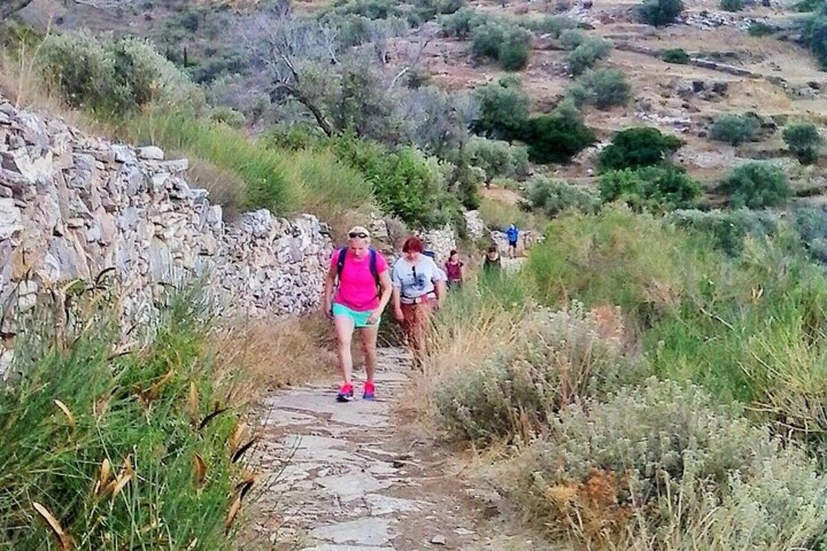 um grupo de pessoas caminhando por uma trilha de terra