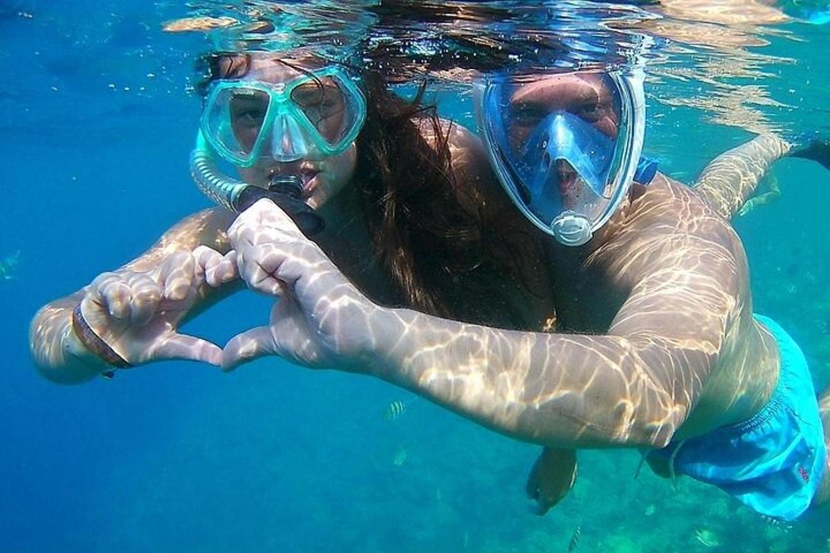 una donna in acqua che fa il segno del cuore