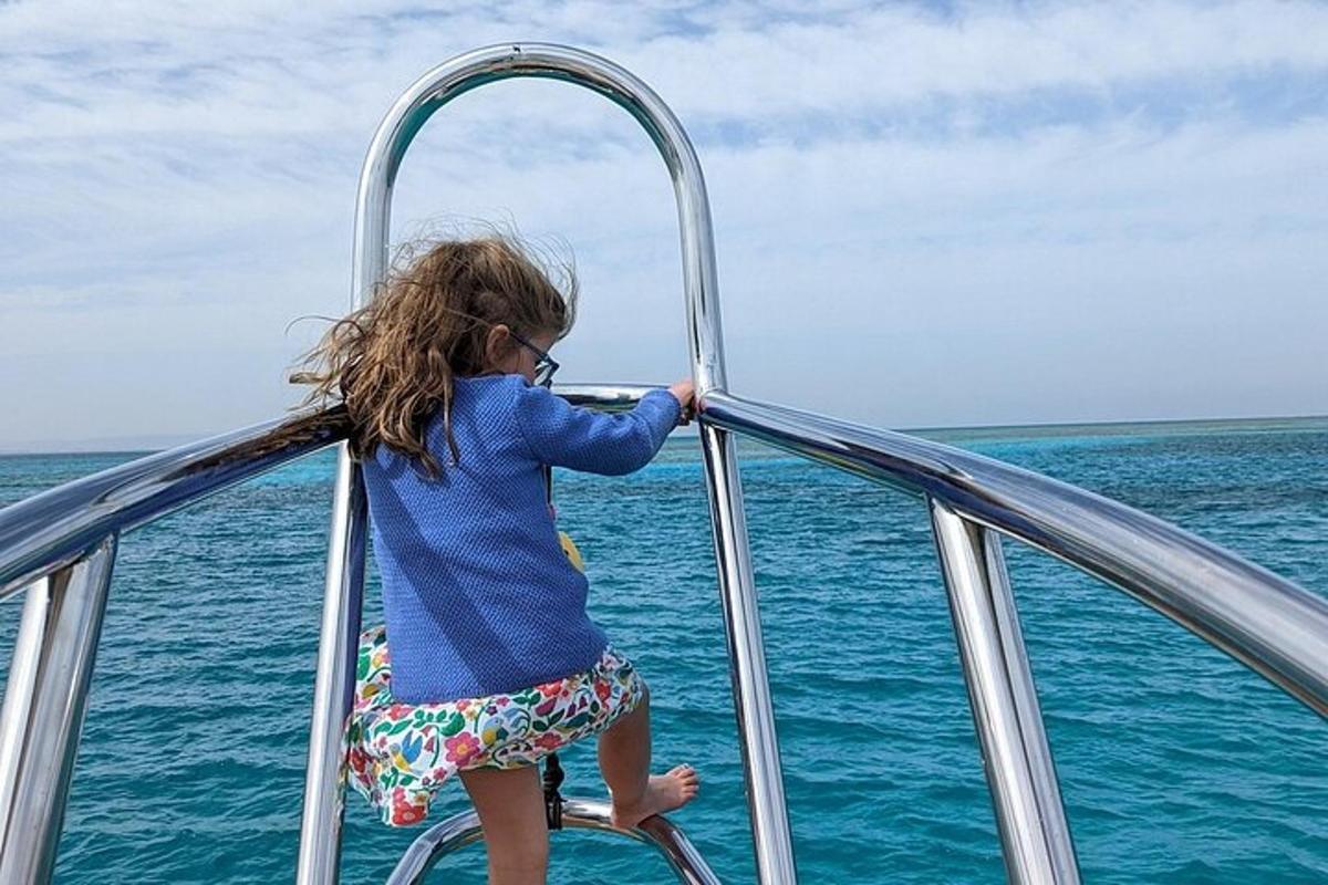 una bambina su una barca in acqua