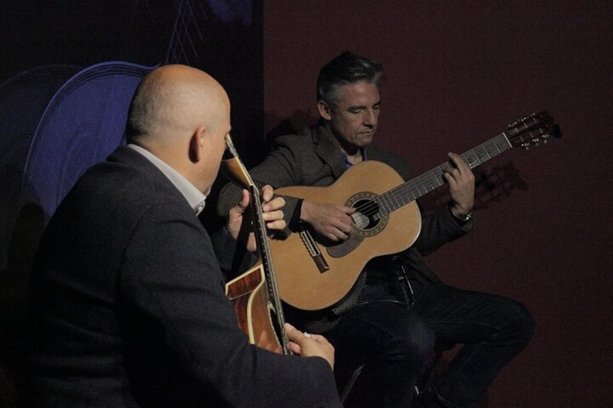 dois homens tocando violão e um homem tocando violão