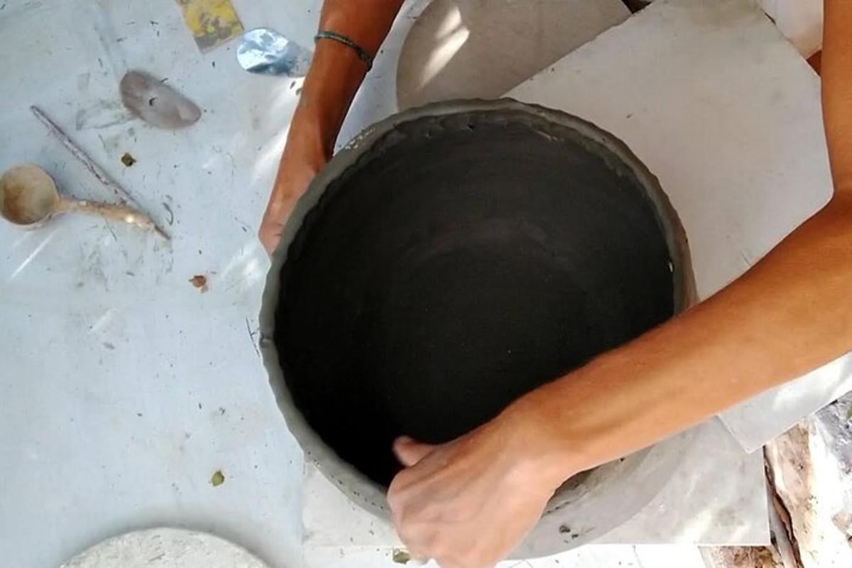 en person, der holder en skål i et toilet