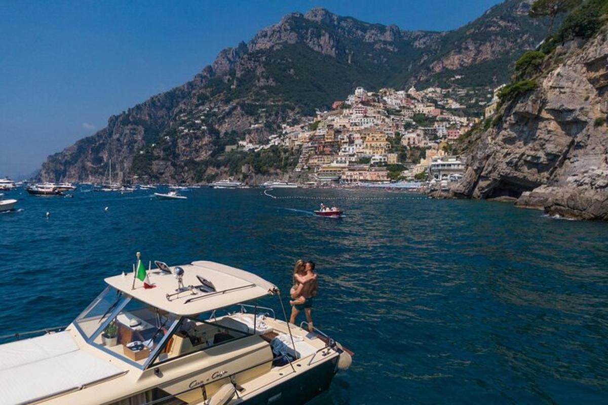 uma mulher em pé no topo de um barco na água